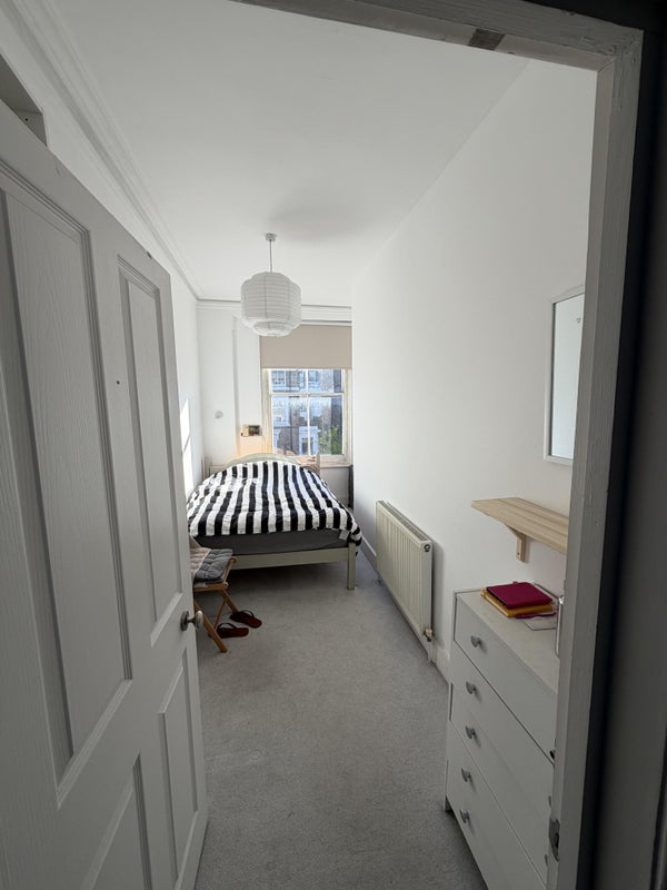 Flat Greenwood Road in Greater London