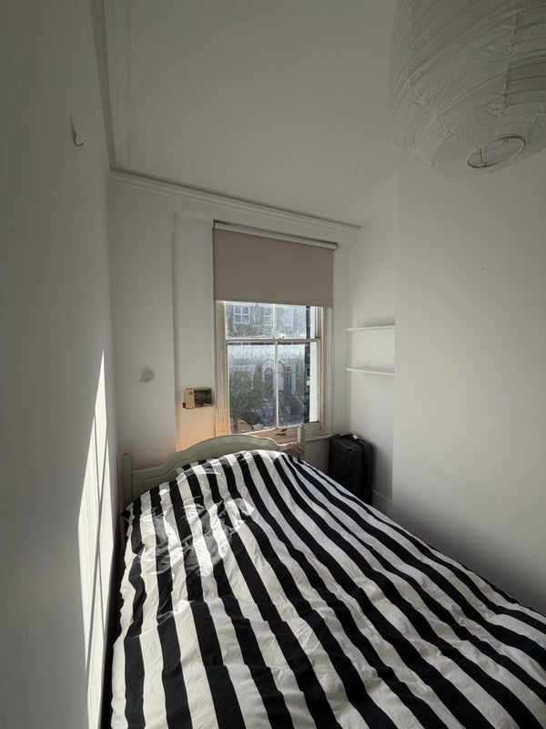 Flat Greenwood Road in Greater London