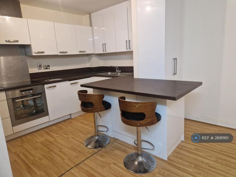 Flat King George Crescent in Greater London