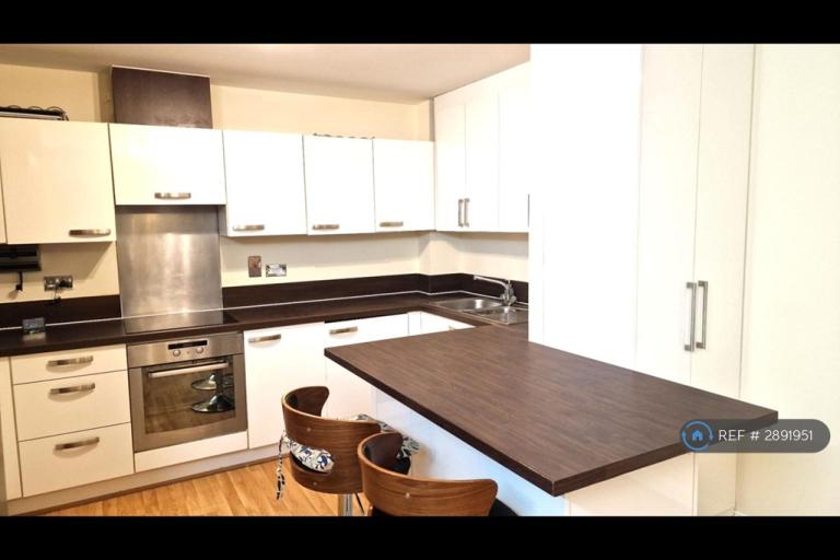 Flat King George Crescent in Greater London