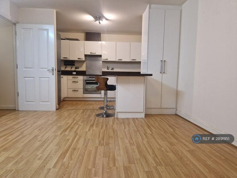Flat King George Crescent in Greater London