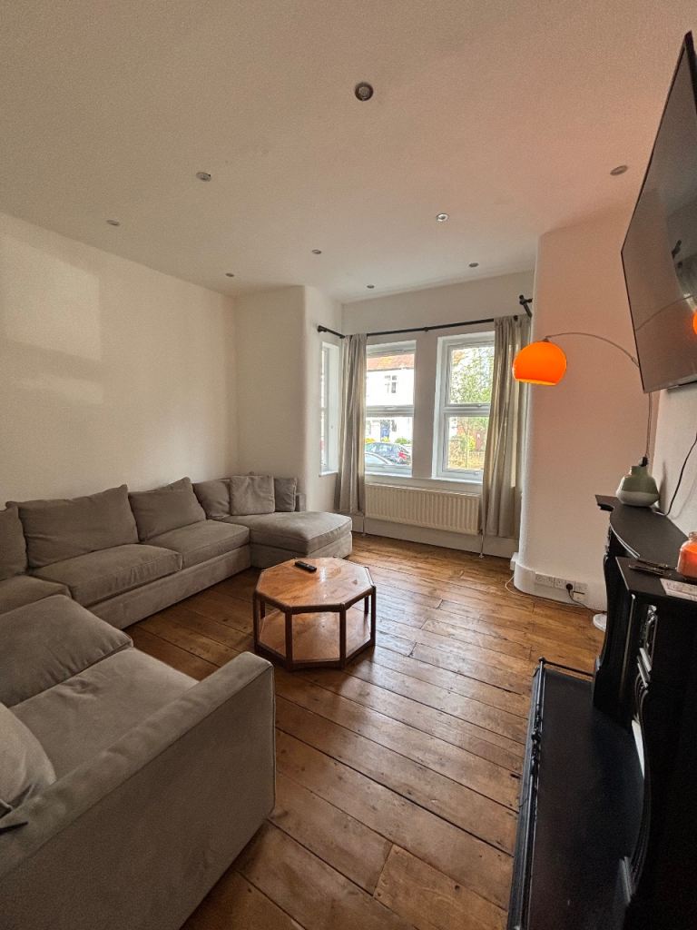 Flat Murray Road in Greater London