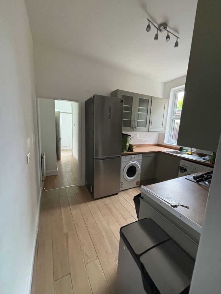 Flat Murray Road in Greater London