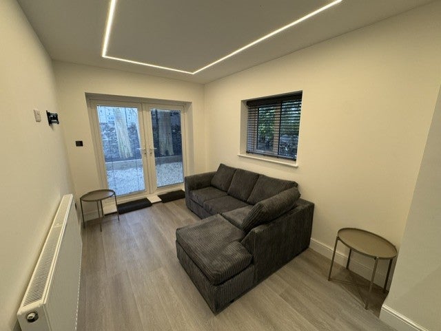 Room Glenroy Street in Cardiff