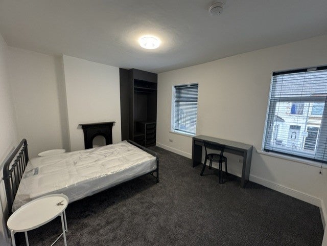 Room Glenroy Street in Cardiff