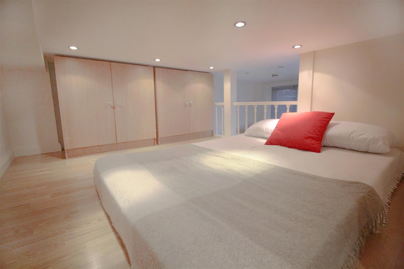 Flat Castletown Road in Greater London