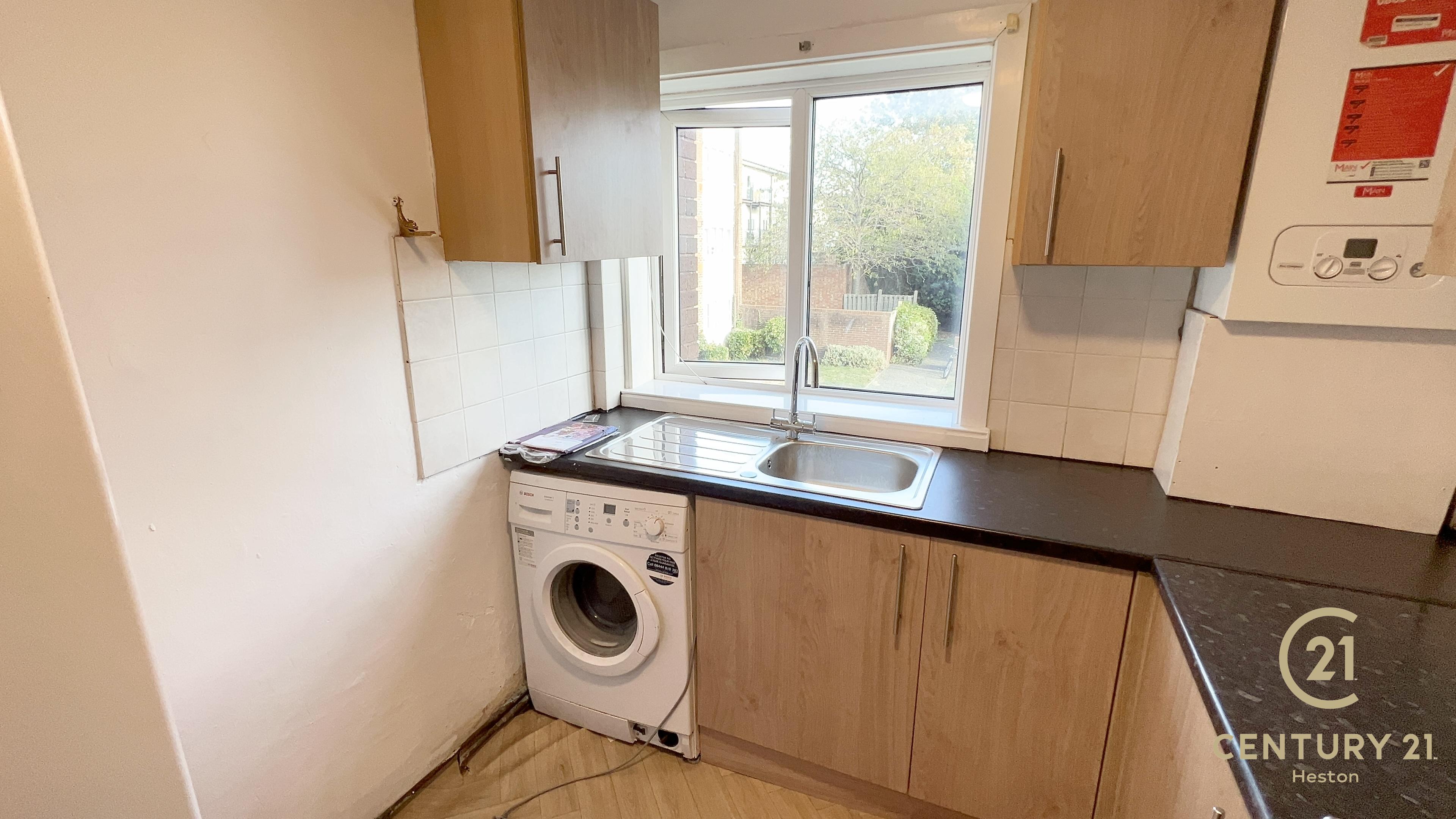 Flat Sandown Close in Greater London