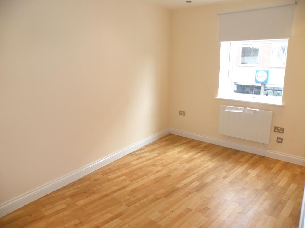 Flat Queen's Court in Greater London