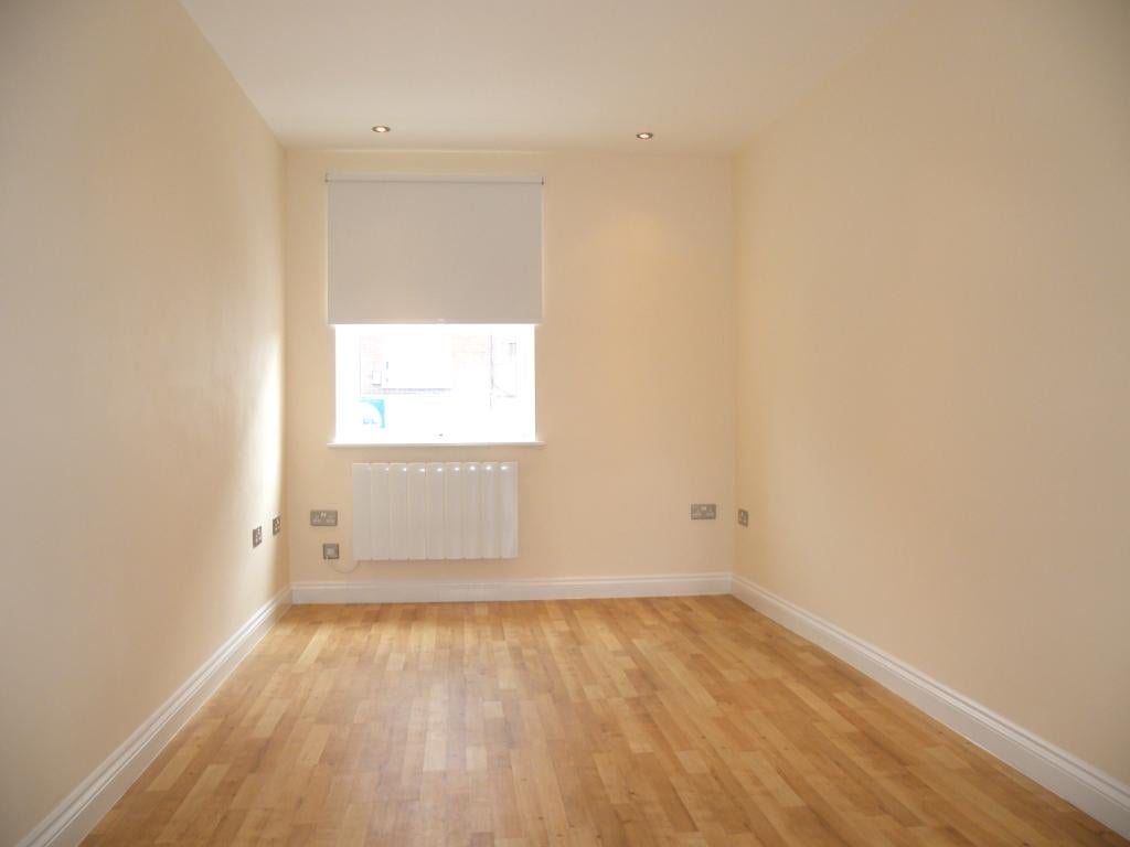 Flat Queen's Court in Greater London