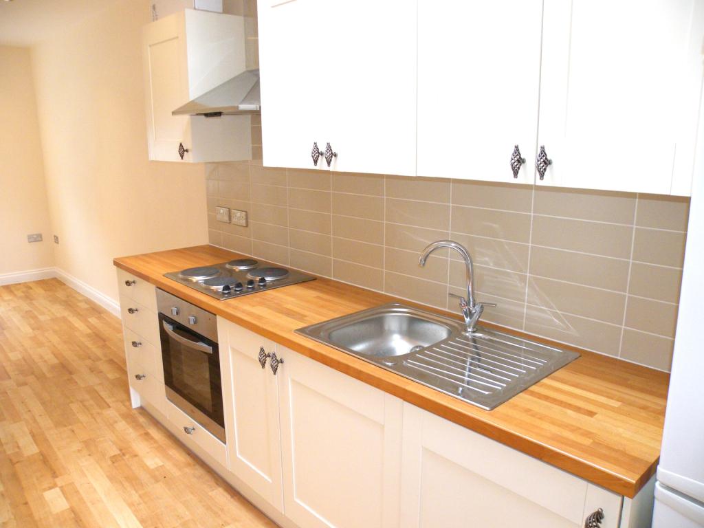 Flat Queen's Court in Greater London