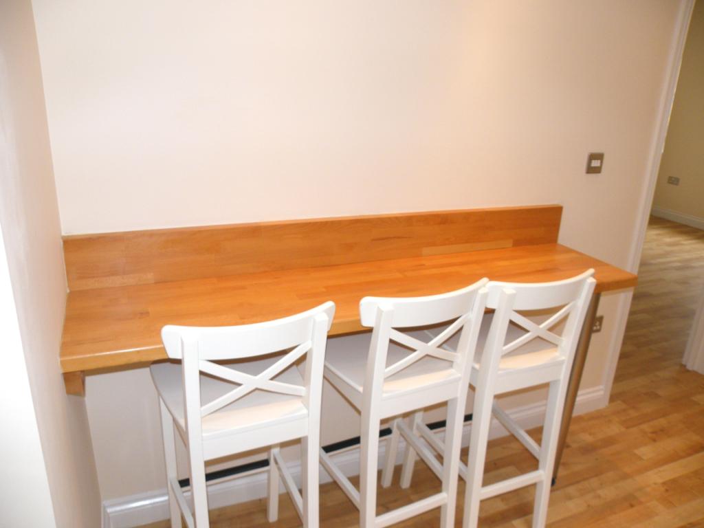 Flat Queen's Court in Greater London
