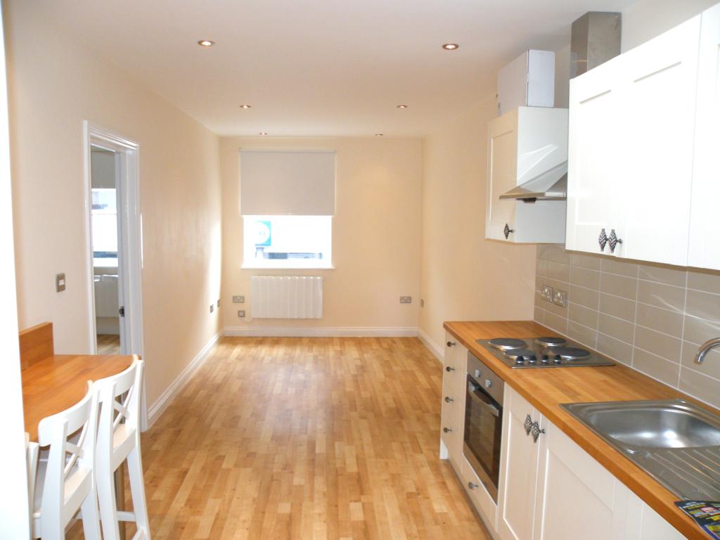 Flat Queen's Court in Greater London