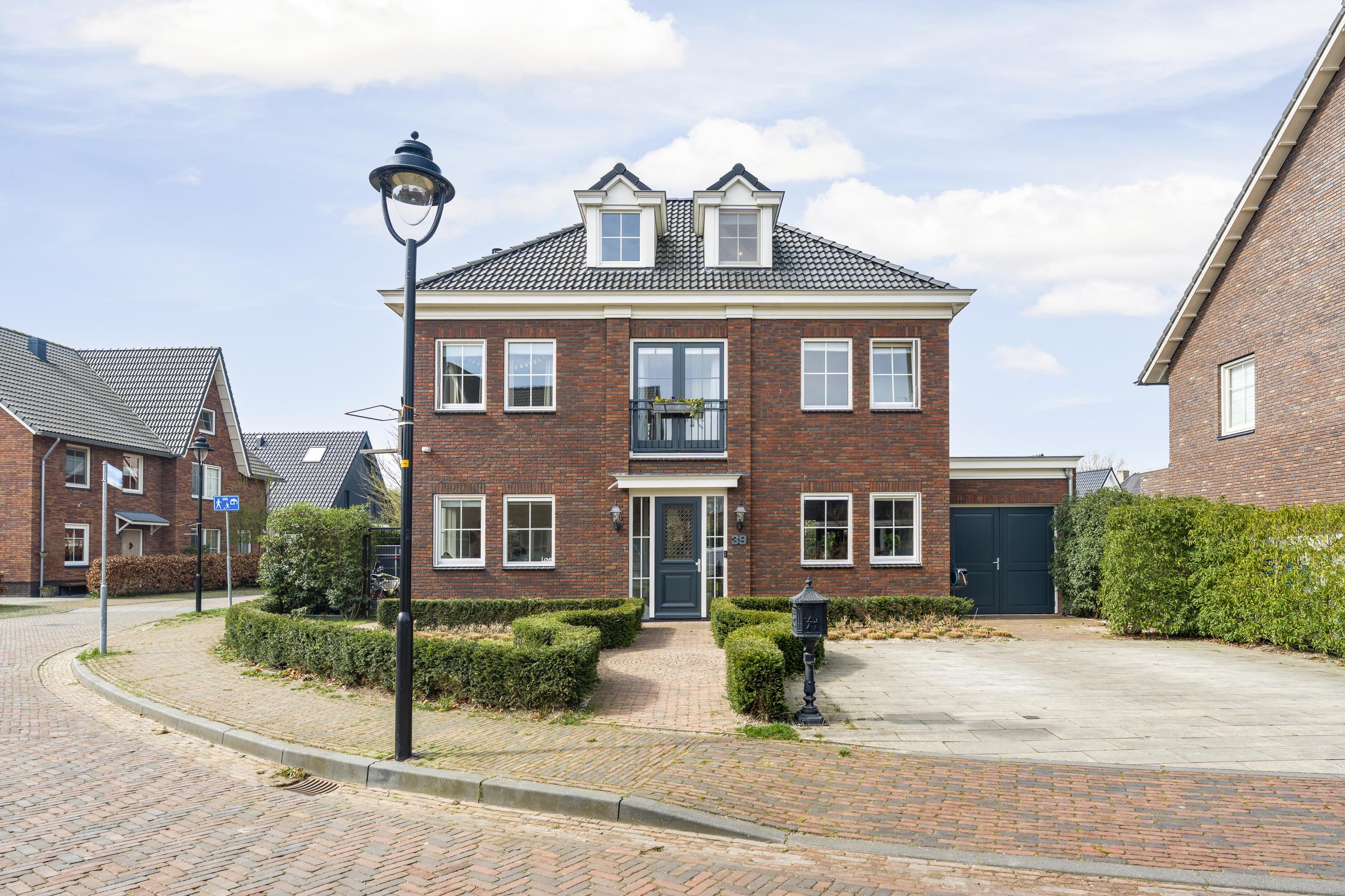 Vrijstaande woning te koop: Kamerlingh Onnesstraat 39, Almere