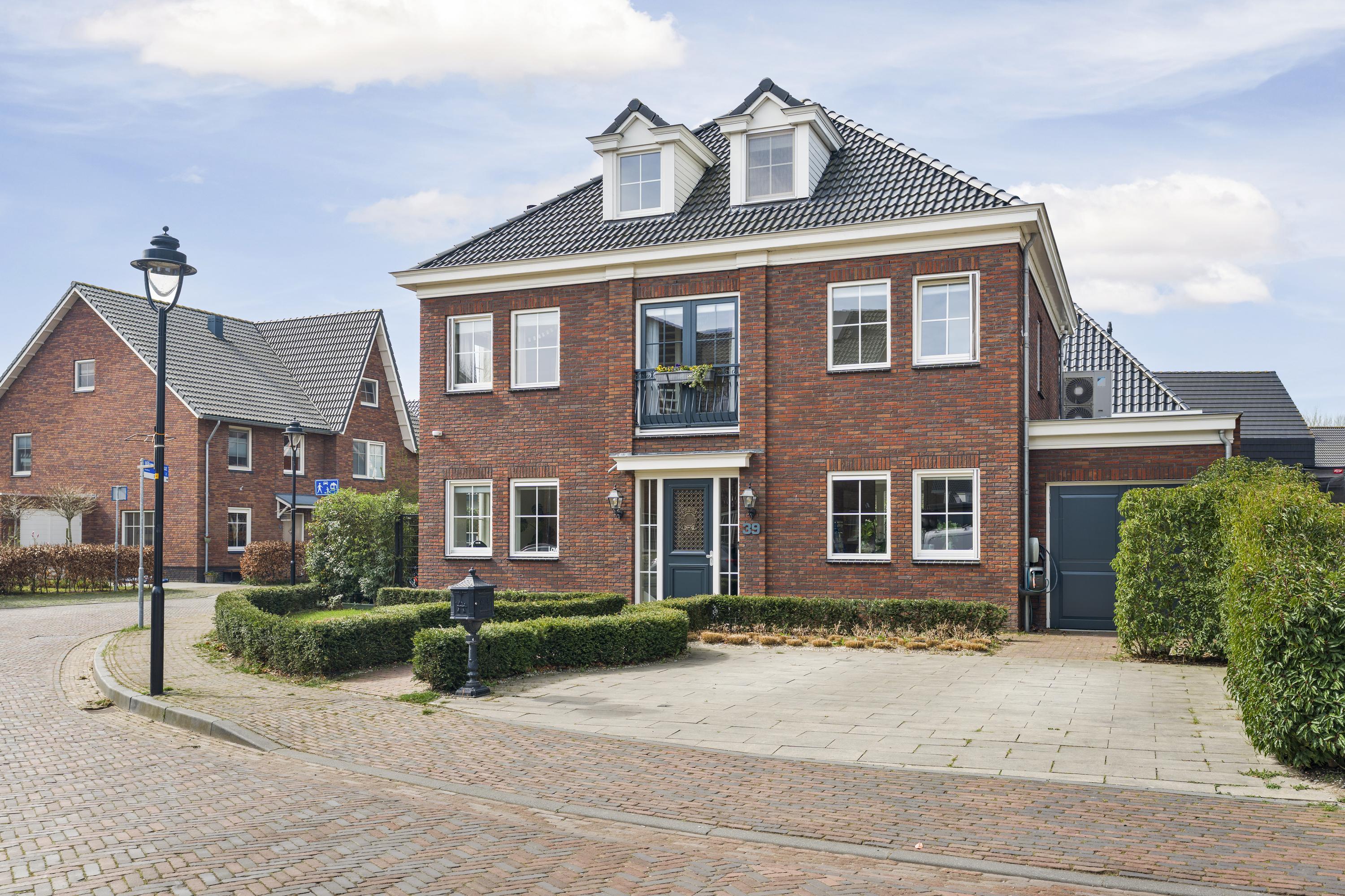 Vrijstaande woning te koop: Kamerlingh Onnesstraat 39, Almere