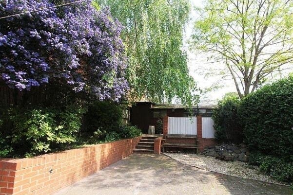 Flat Harvey Gardens in Greater London