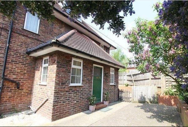 Flat Harvey Gardens in Greater London