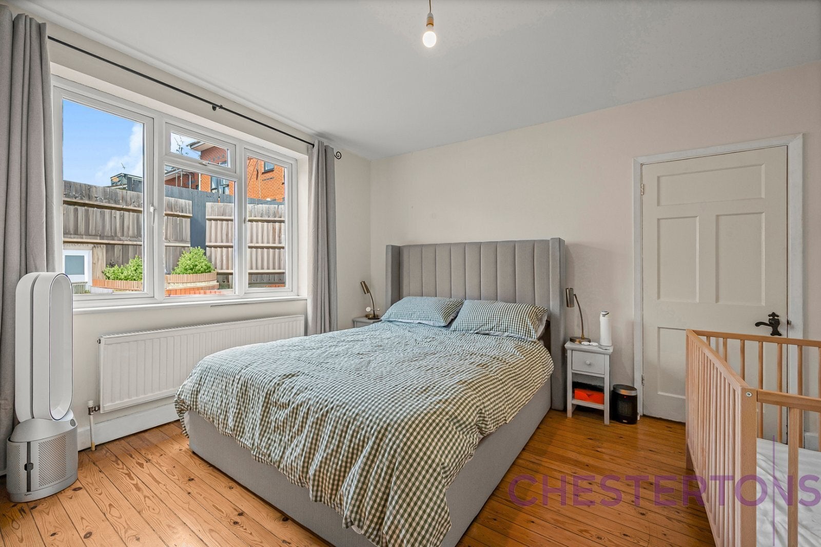 Flat Harvey Gardens in Greater London