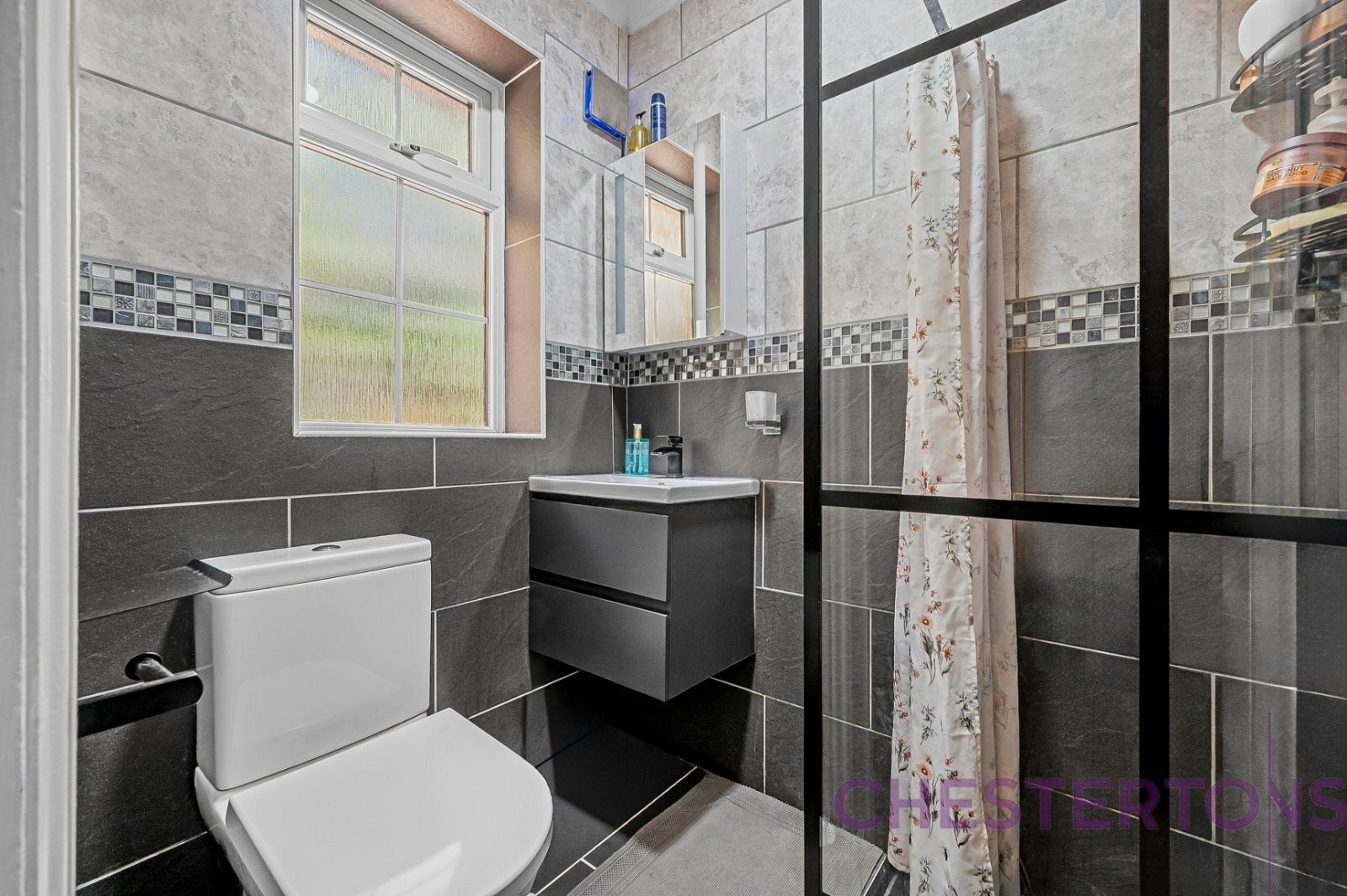 Flat Harvey Gardens in Greater London
