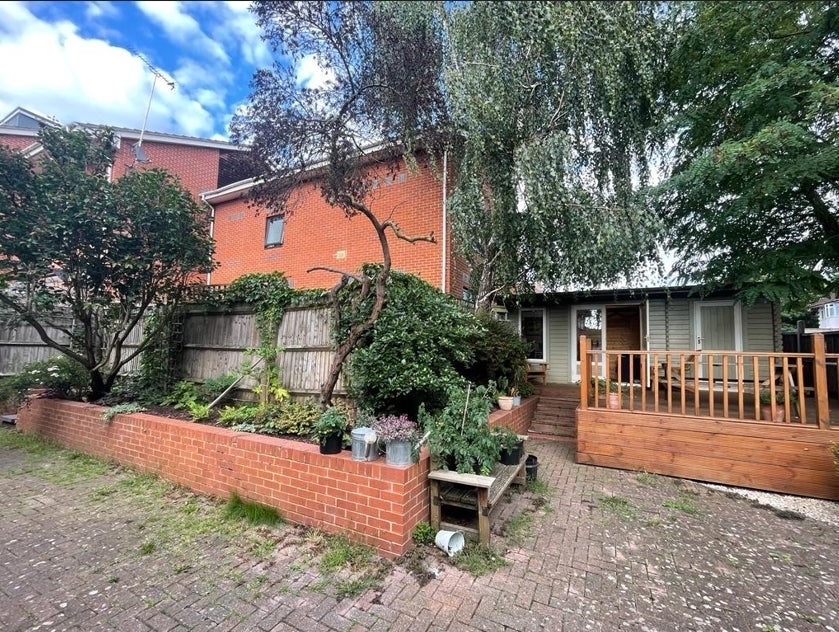 Flat Harvey Gardens in Greater London