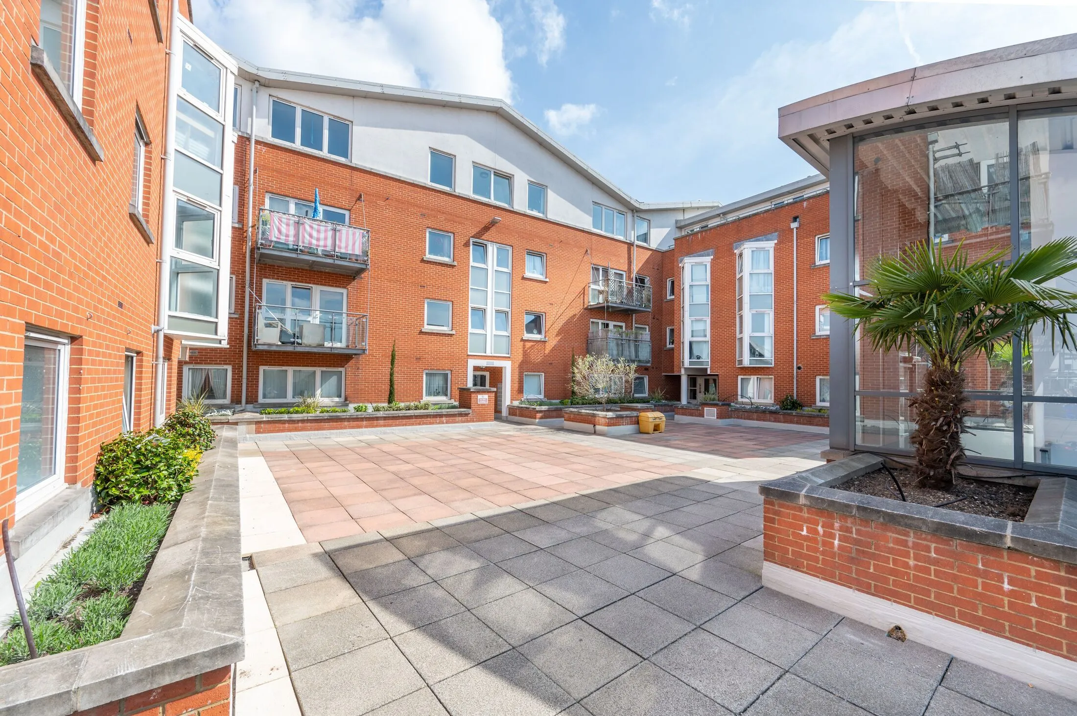 Flat Kensal Road in Greater London