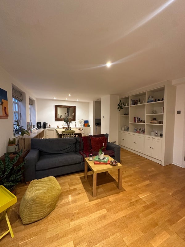 Room Bermondsey Street in Greater London