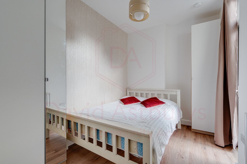 Flat Eton Avenue in Greater London