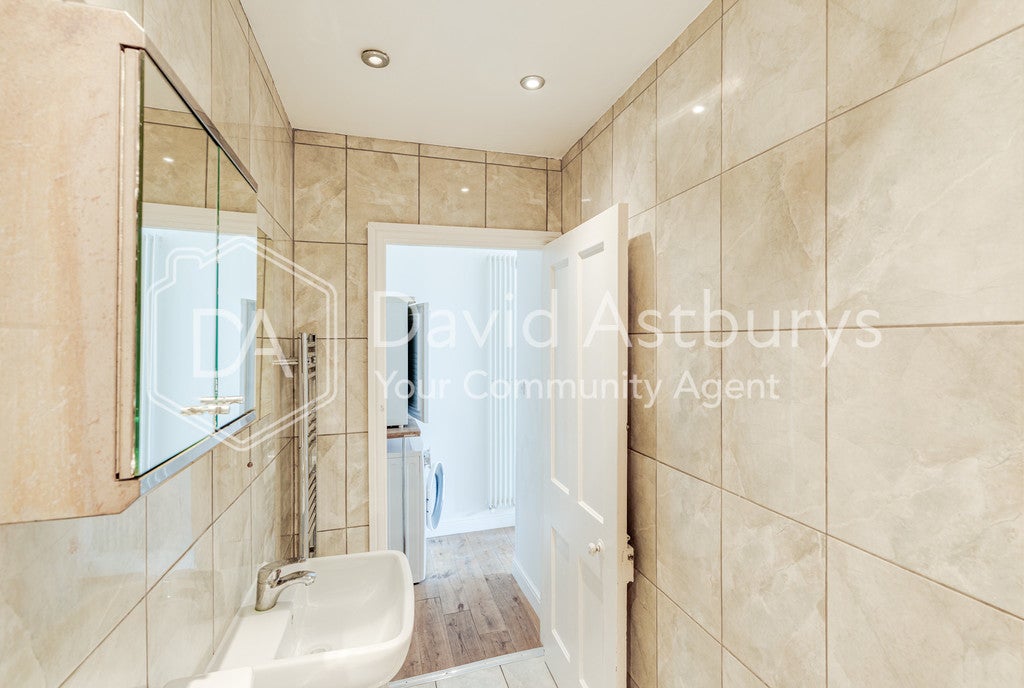 Flat Eton Avenue in Greater London