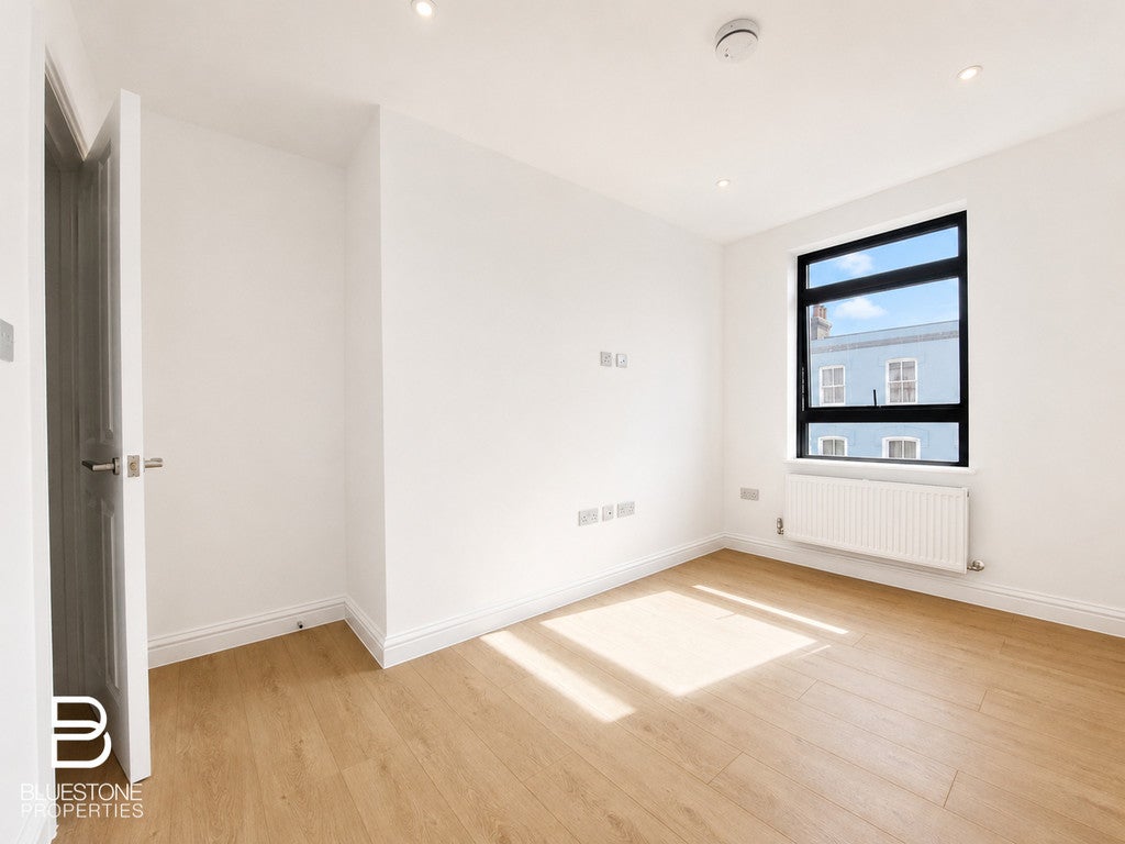 Flat Ewart Road in Greater London