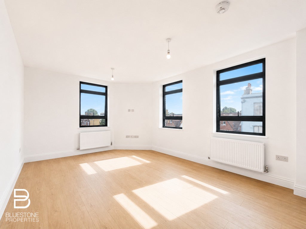 Flat Ewart Road in Greater London