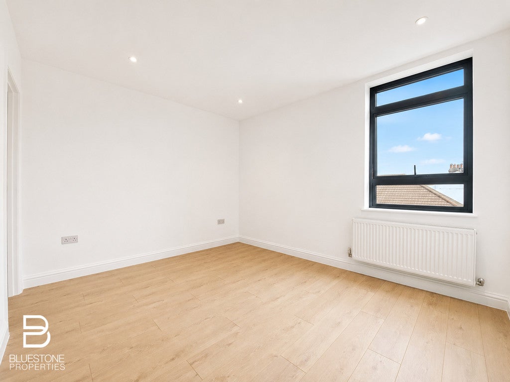 Flat Ewart Road in Greater London