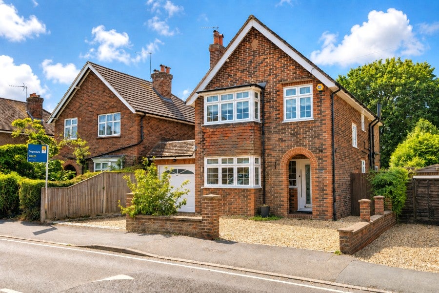 House Victoria Road in Woking