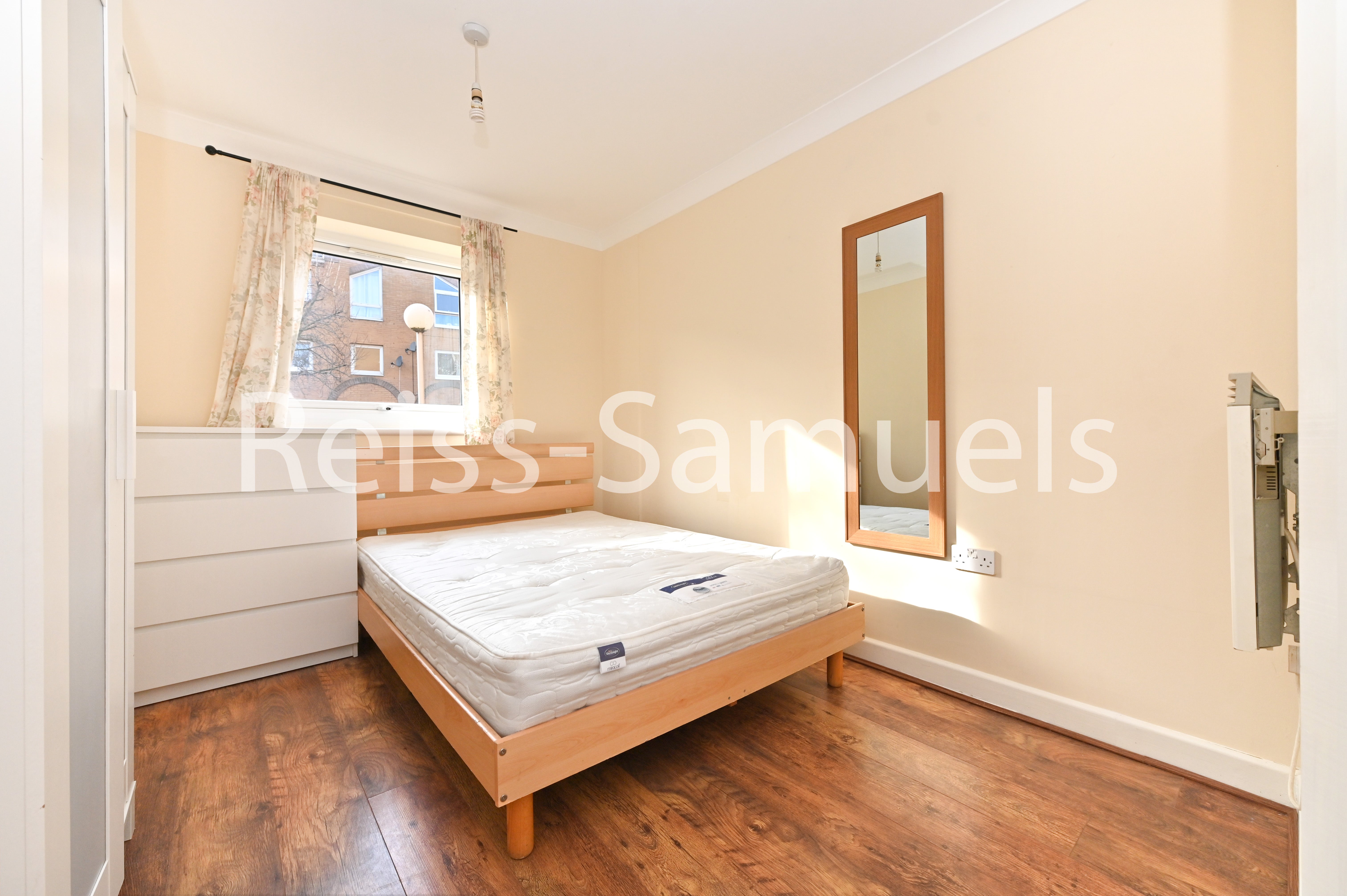 Flat Cyclops Mews in Greater London