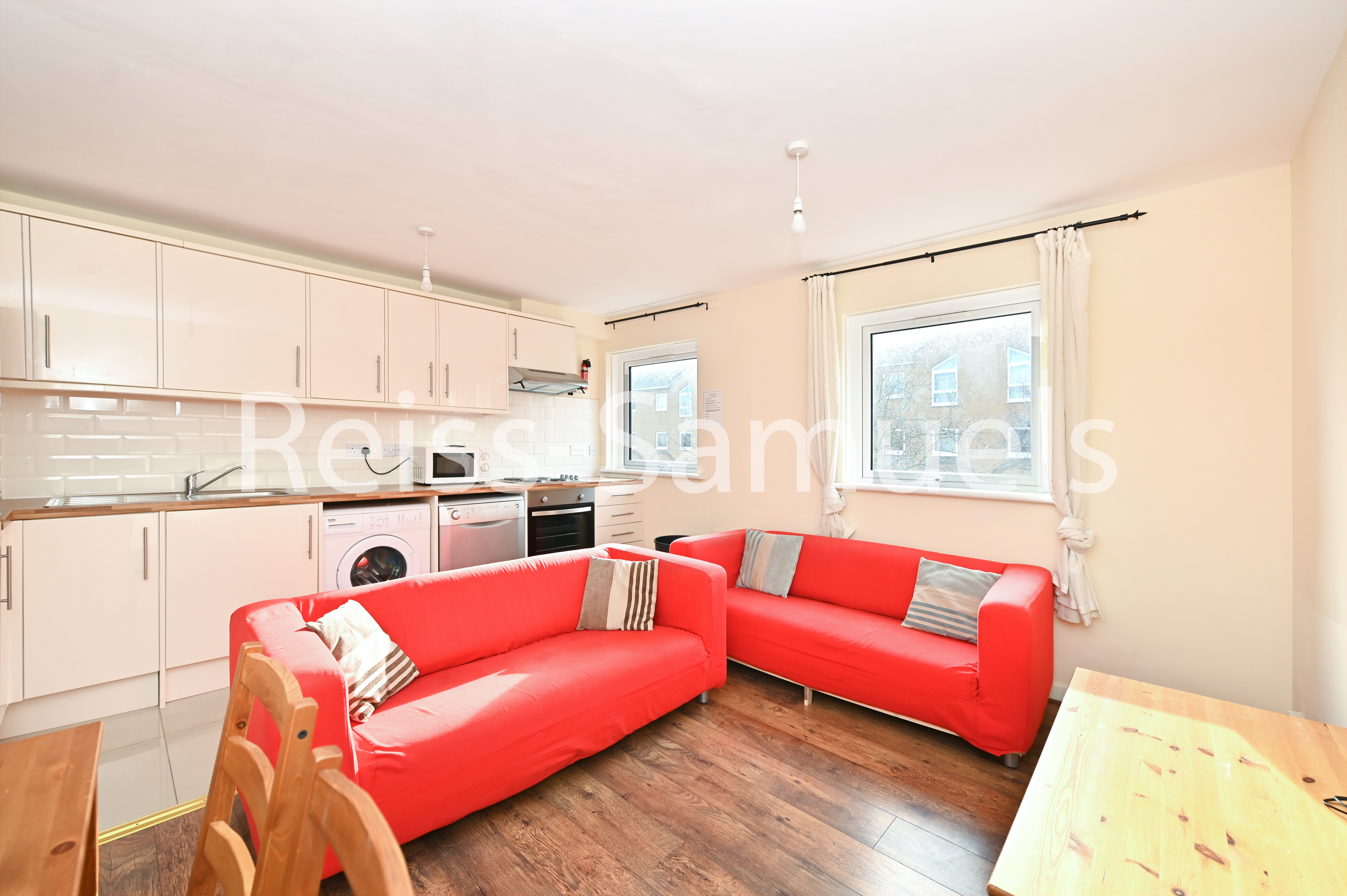 Flat Cyclops Mews in Greater London