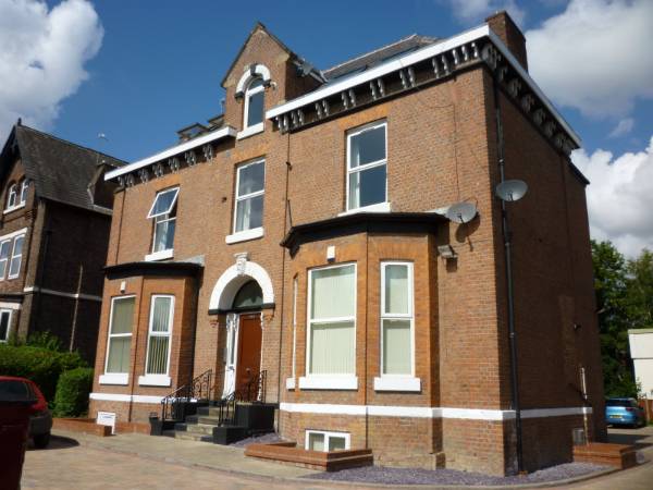 Flat Dickenson Road in Manchester