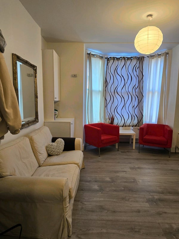 Room Mount Park Road in Greater London