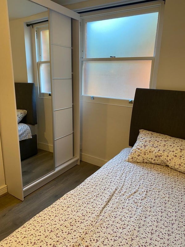 Room Mount Park Road in Greater London