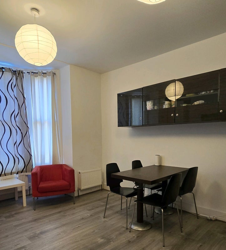 Room Mount Park Road in Greater London