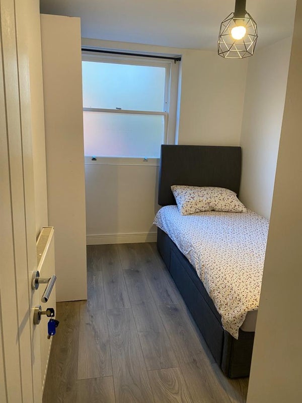 Room Mount Park Road in Greater London