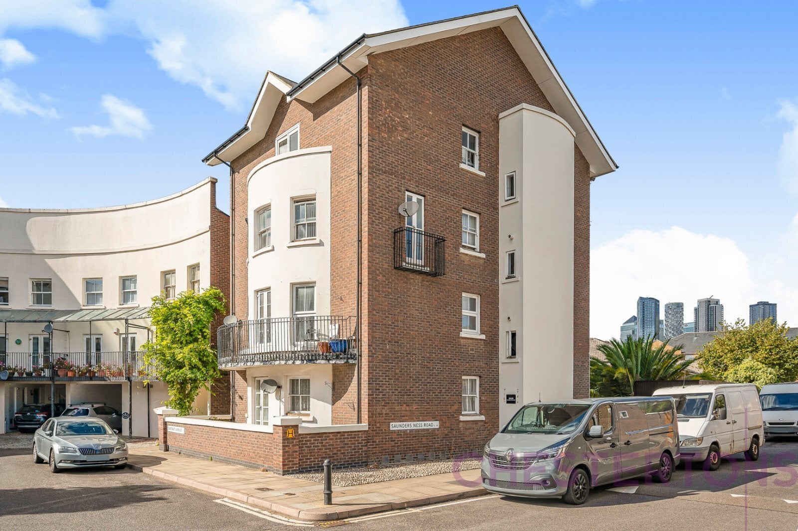 Flat Saunders Ness Road in Greater London