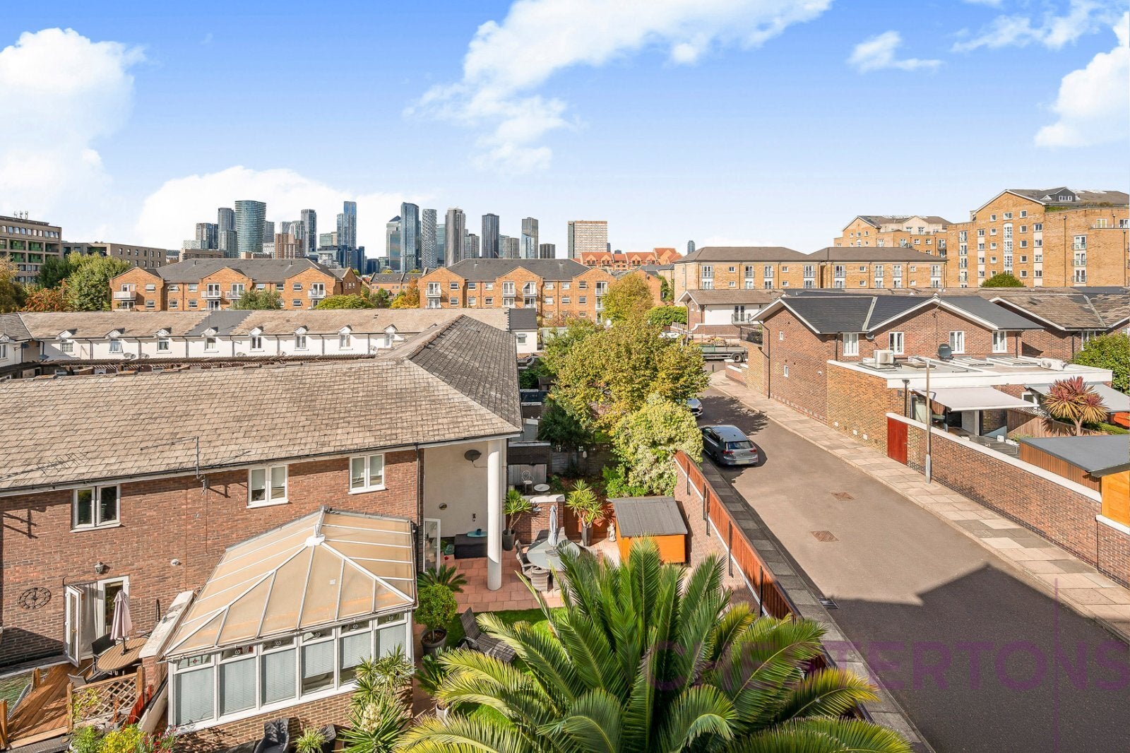 Flat Saunders Ness Road in Greater London