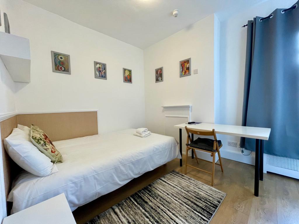 Flat Fulham Palace Road in Greater London