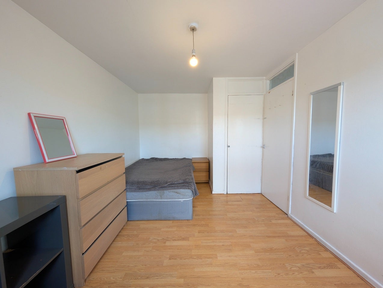 Flat Victoria Road in Greater London