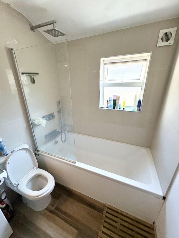 Room Honeybrook Road in Greater London