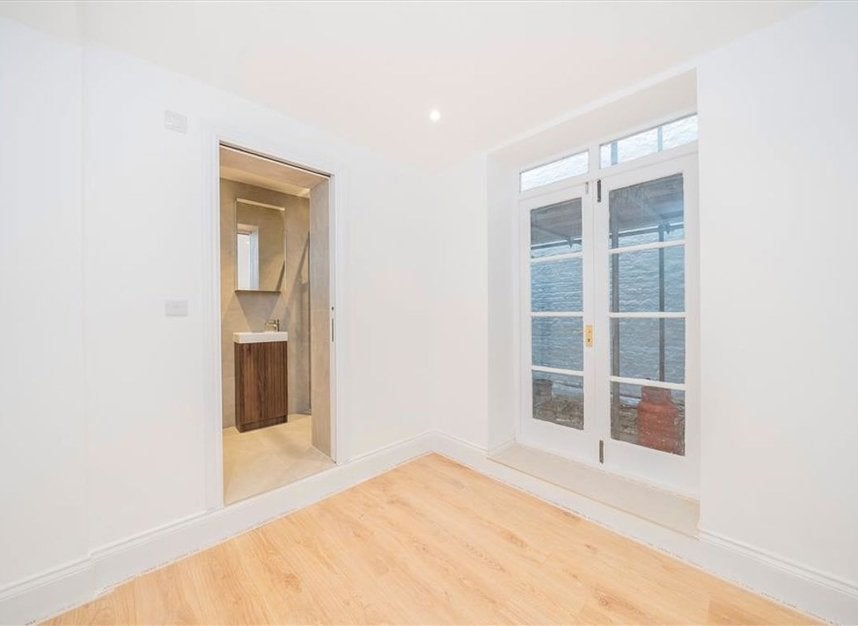 Flat Conway Street in Greater London