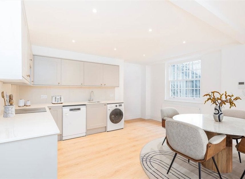 Flat Conway Street in Greater London