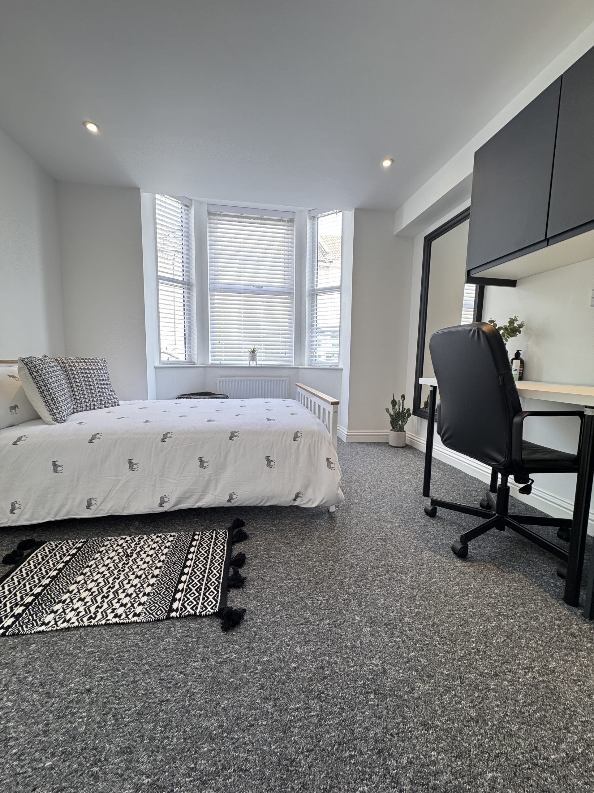 Room Hudson Road in Portsmouth