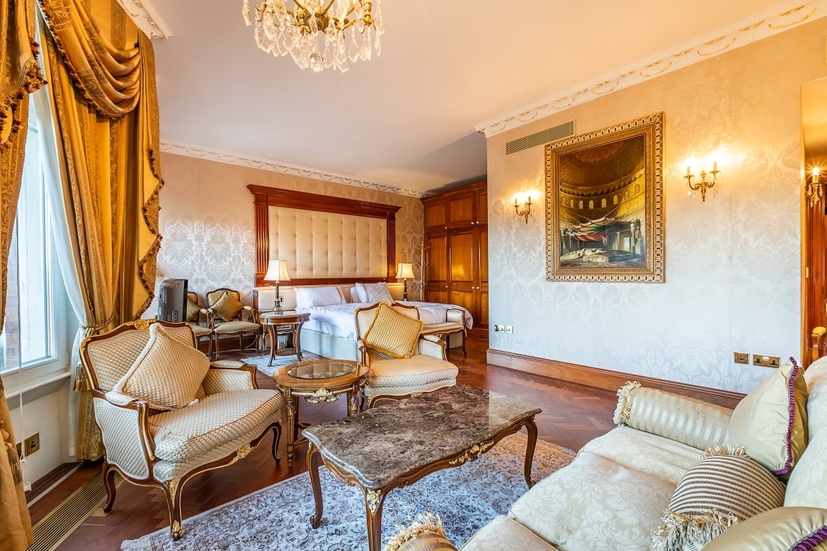 Flat Kensington Court in Greater London