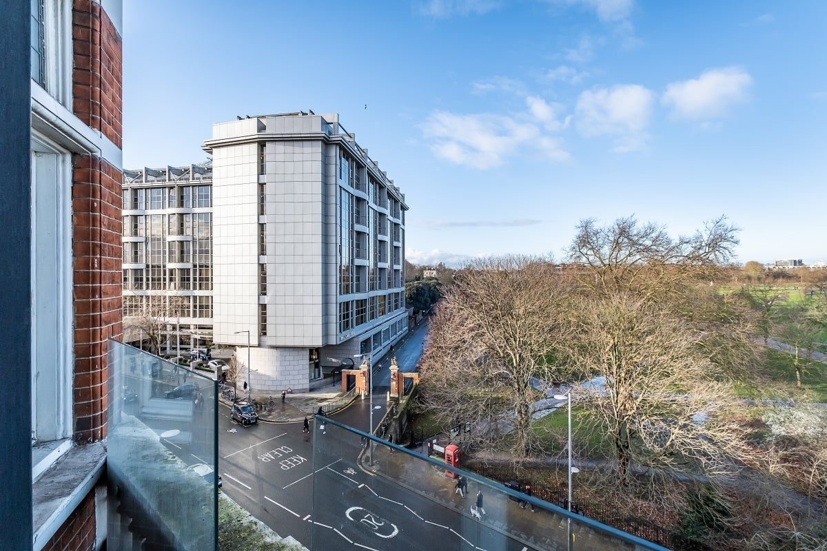 Flat Kensington Court in Greater London