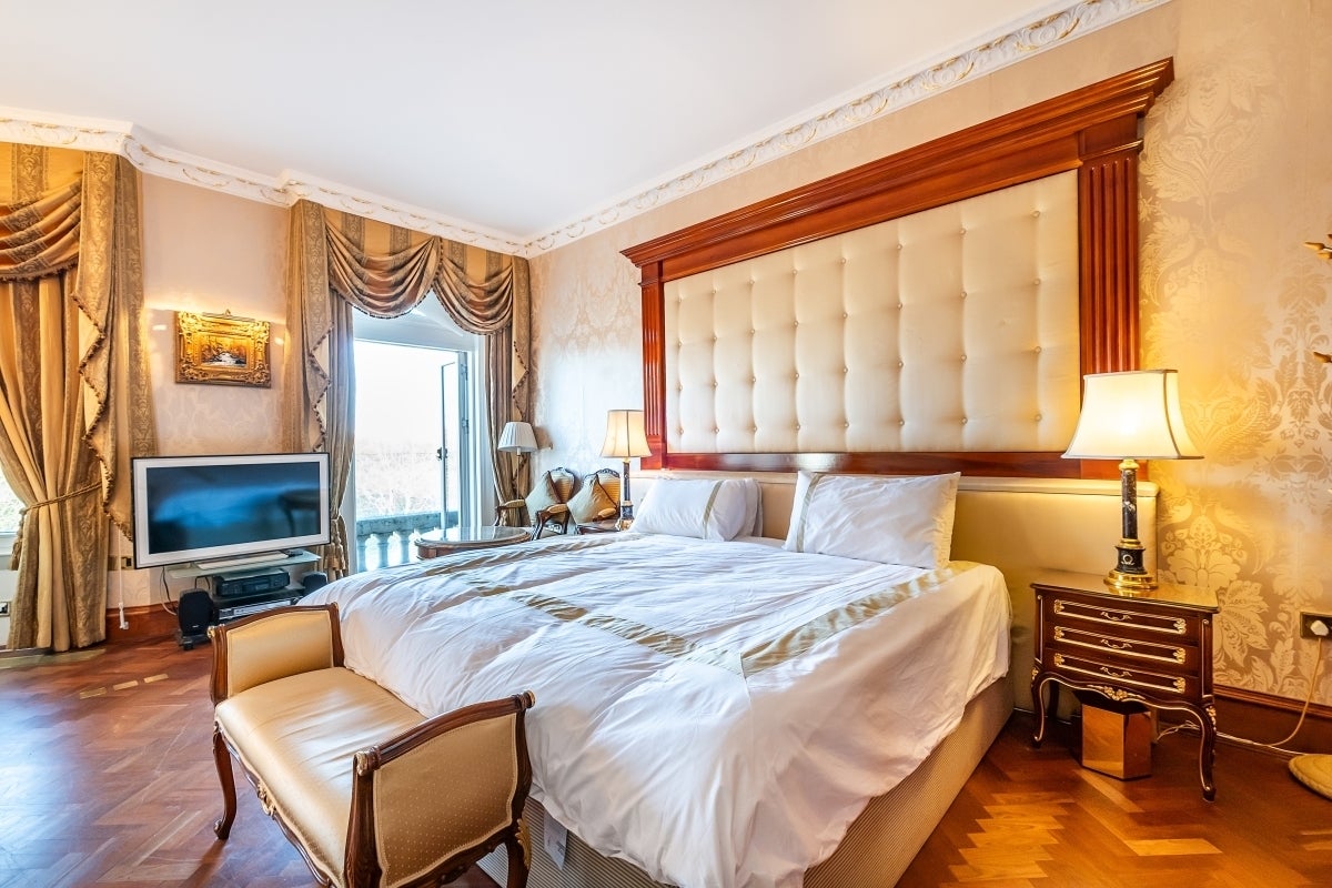 Flat Kensington Court in Greater London