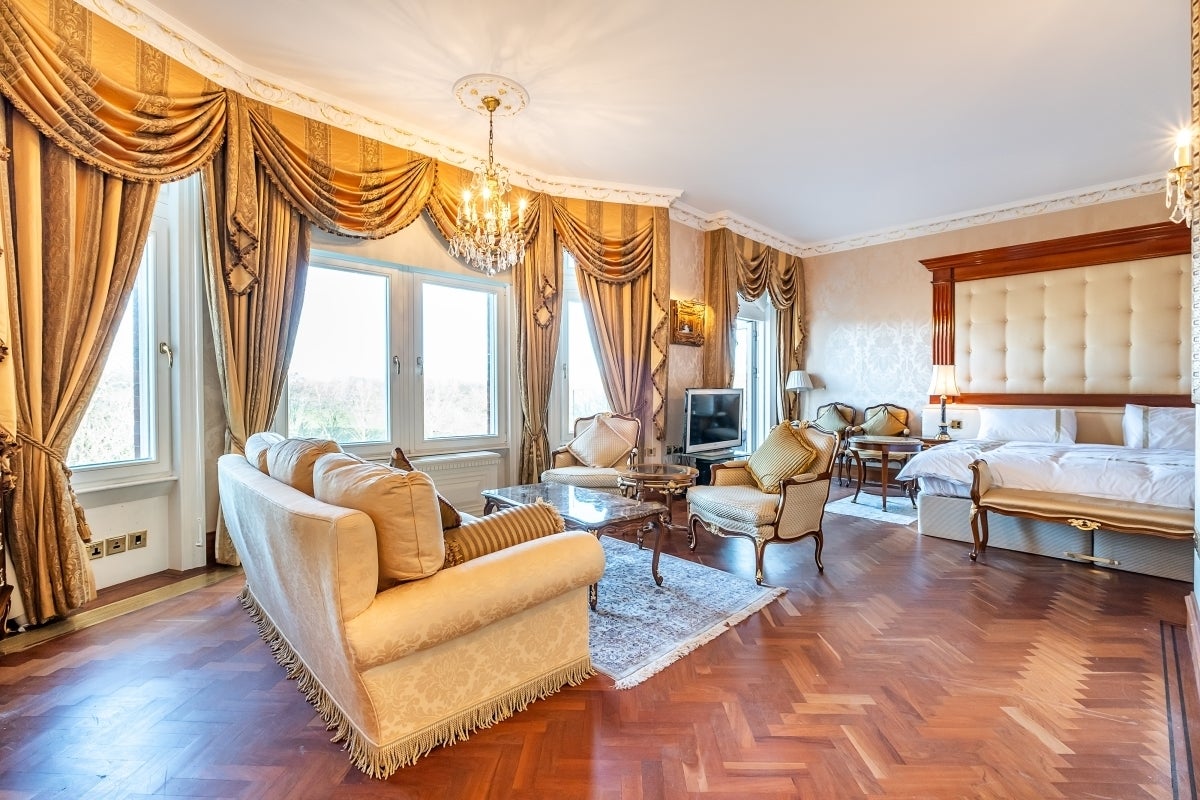 Flat Kensington Court in Greater London